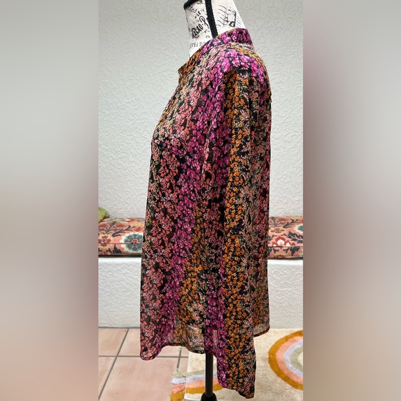 Kut from the Cloth jasmine chiffon blouse. - Picture 7 of 7